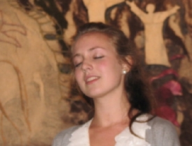 Heidi synger med innlevelse under autidion.